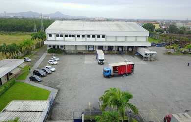 Imagem: O depósito possui 5 Banheiros, 10 Vagas na garagem, 3.345m²