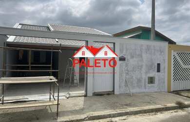 Imagem: A casa possui 3 Dormitórios, 2 Banheiros, 2 Vagas na garagem