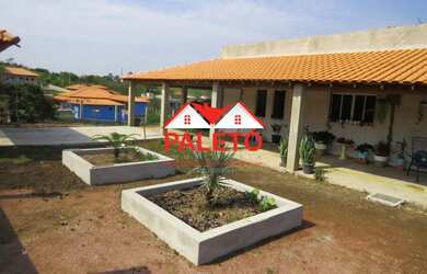 Imagem: A chácara possui 4 Dormitórios, 1 Suíte, 2 Banheiros, 3 Vagas