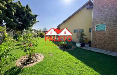 Imagem: A chácara possui 4 Dormitórios, 2 Suítes, 3 Banheiros, 2