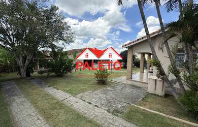 Imagem: A casa possui 4 Dormitórios, 2 Suítes, 4 Banheiros, 6 Vagas