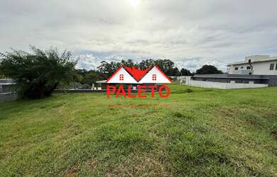 Imagem: O terreno possui 450m² de Área Privada e está localizado