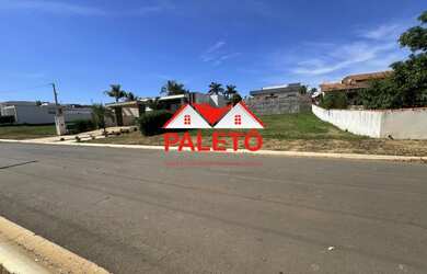 Imagem: O terreno possui 450m² de Área Privada e está localizado