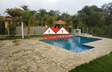 Imagem: A chácara possui 2 Dormitórios, 2 Banheiros, 2 Vagas na garagem