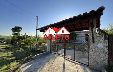 Imagem: A chácara possui 2 Dormitórios, 1 Suíte, 2 Banheiros, 1 Vaga