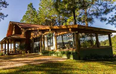 Imagem: A casa possui 2 Dormitórios, 1 Suíte, 3 Banheiros, 4 Vagas