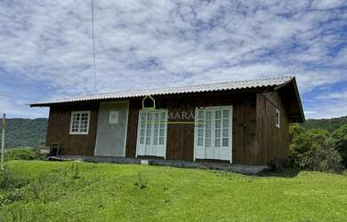 Imagem: A casa possui 4 Dormitórios, 1 Suíte, 2 Banheiros, 2 Vagas