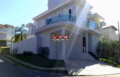 Imagem: A casa em condomínio possui 4 Dormitórios, 3 Suítes, 4 Banheiros