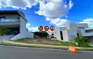 Imagem: O terreno possui 300m² de Área Privada e está localizado