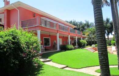 Imagem: A casa em condomínio possui 4 Dormitórios, 3 Suítes, 9 Banheiros