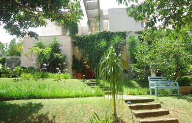 Imagem: A casa em condomínio possui 4 Dormitórios, 4 Suítes, 8 Banheiros