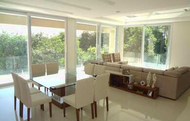 Imagem: A casa em condomínio possui 4 Dormitórios, 4 Suítes, 6 Banheiros