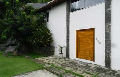 Imagem: A casa em condomínio possui 7 Dormitórios, 4 Suítes, 8 Banheiros