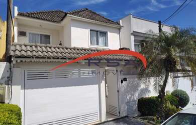 Imagem: A casa possui 4 Dormitórios, 2 Suítes, 4 Banheiros, 2 Vagas