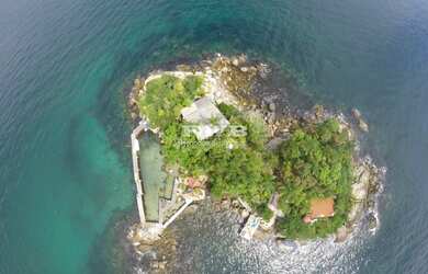 Imagem: A casa possui 4 Dormitórios, 4 Suítes, 6 Banheiros e 800m²