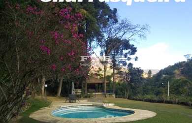 Imagem: A casa possui 5 Dormitórios, 4 Suítes, 5 Vagas na garagem