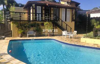 Imagem: A casa possui 5 Dormitórios, 4 Suítes, 8 Banheiros, 15 Vagas