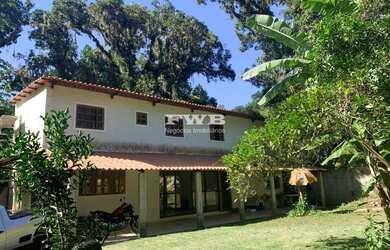 Imagem: A casa em condomínio possui 4 Dormitórios, 2 Banheiros, 570m²