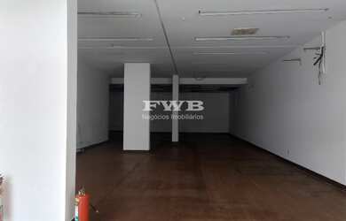 Imagem: A loja possui 2 Banheiros, 330m² de Área Privada e está