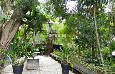 Imagem: O terreno possui 7 Dormitórios, 2 Suítes, 3 Banheiros, 3 Vagas