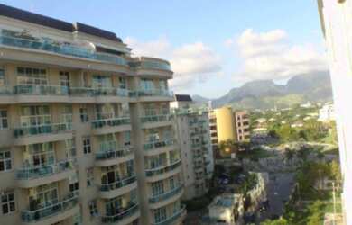 Imagem: A sala comercial possui 2 Banheiros, 2 Vagas na garagem e 93m²