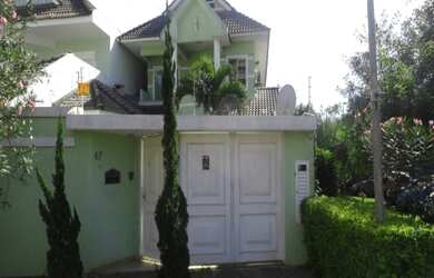 Imagem: A casa em condomínio possui 4 Dormitórios, 4 Suítes, 5 Banheiros