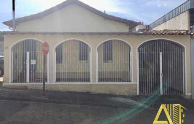 Imagem: A casa possui 2 Dormitórios, 2 Banheiros, 2 Vagas na garagem