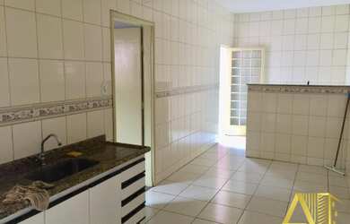 Imagem: A casa possui 3 Dormitórios, 1 Banheiro, 2 Vagas na garagem