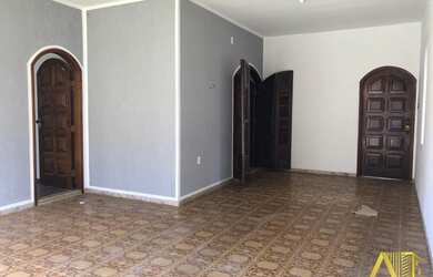 Imagem: A casa possui 4 Dormitórios, 1 Suíte, 2 Vagas na garagem