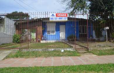 Imagem: A casae possui 2 Dormitórios, 1 Banheiro, 4 Vagas na garagem