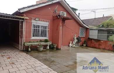 Imagem: A casa possui 2 Dormitórios, 1 Banheiro, 2 Vagas na garagem