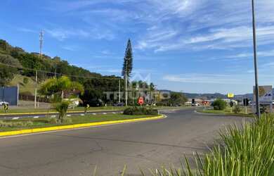 Imagem: O terreno possui 56.000m² de Área Privada e está localizado