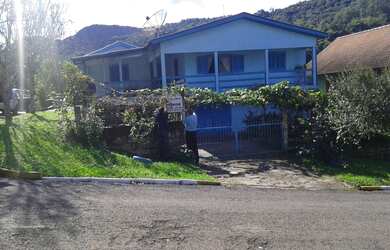 Imagem: A casa possui 5 Dormitórios, 1 Suíte, 2 Banheiros, 1 Vaga