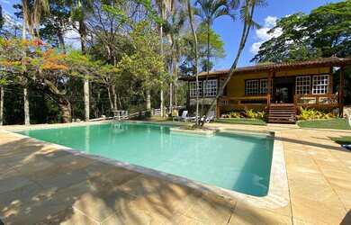 Imagem: A fazenda possui 3 Dormitórios, 2 Suítes, 3 Banheiros, 2 Vagas