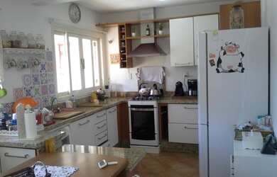 Imagem: A casa possui 5 Dormitórios, 2 Banheiros, 3 Vagas na garagem