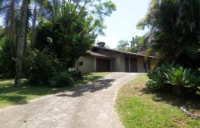 Imagem: A casa possui 3 Dormitórios, 1 Suíte, 2 Banheiros, 1 Vaga