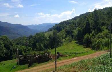 Imagem: A fazenda possui 3 Dormitórios, 1 Banheiro, 2 Vagas na garagem
