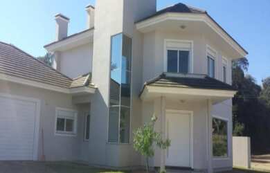 Imagem: A casa possui 3 Dormitórios, 1 Suíte, 3 Banheiros, 2 Vagas