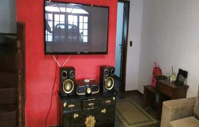 Imagem: A casa possui 3 Dormitórios, 1 Suíte, 2 Banheiros, 4 Vagas