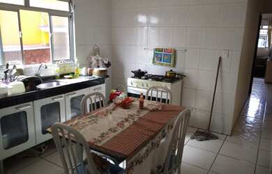 Imagem: A casa possui 3 Dormitórios, 2 Banheiros, 2 Vagas na garagem