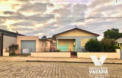 Imagem: A casa possui 3 Dormitórios, 1 Banheiro, 1 Vaga na garagem