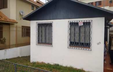 Imagem: A casa possui 3 Dormitórios, 1 Banheiro, 2 Vagas na garagem