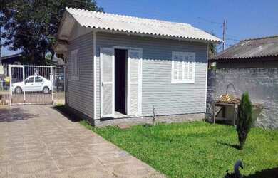 Imagem: A casa possui 2 Dormitórios, 2 Banheiros, 2 Vagas na garagem