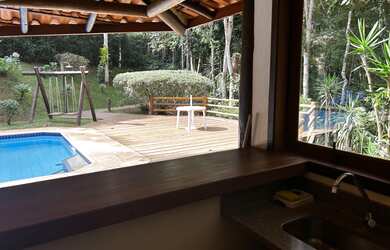 Imagem 2: Luxuosa casa em condomínio à venda em Petrópolis-RJ, bairro Araras: 2 quartos, 2 suítes, 3