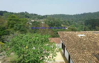 Imagem: A casa possui 6 Dormitórios, 2 Vagas na garagem e está localizado