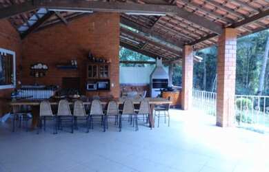 Imagem: A chácara possui 3 Suítes, 5 Banheiros e está localizado