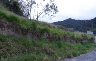 Imagem: O terreno possui 8000m² de Área e está localizado em Itapecerica