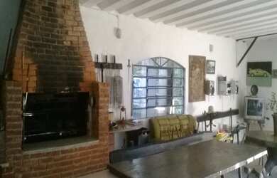 Imagem: A chácara possui 3 Dormitórios, 2 Suítes, 2 Banheiros, 1