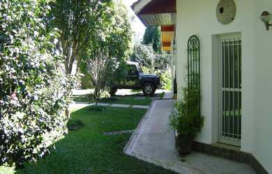 Imagem: A casa possui 4 Dormitórios, 2 Suítes, 3 Banheiros, 4 Vagas