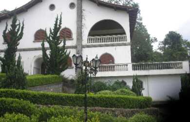 Imagem: A casa possui 4 Dormitórios, 3 Suítes, 2 Banheiros e está